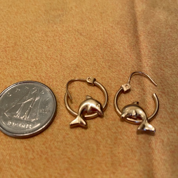 Solid gold dolphin hoop earrings - Picture 2 of 3
